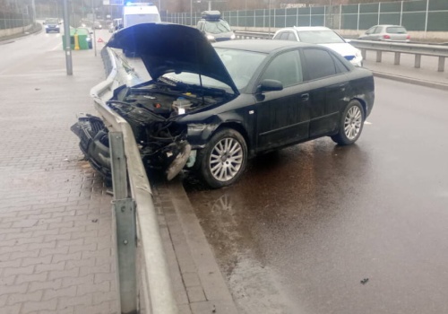 Kolizja na al. Solidarności w Lublinie. Kierująca Audi uderzyła w bariery