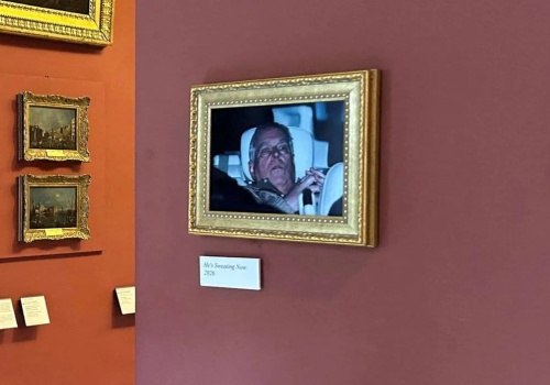 To zdjęcie byłego księcia obiegło cały świat. Trawiło nawet do... Luwru! Jak to się stało? WIDEO