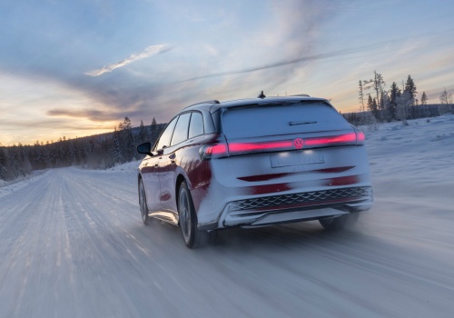 300 km zimą po autostradzie elektrykiem? Nawet najlepsze modele mogą nie podołać