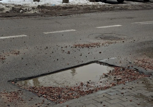 Drogi jak po wojnie. Polska po mrozach – katastrofa infrastruktury, samorządy bez pieniędzy, kierowcy na wojnie z dziurami!