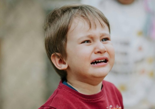 Dorośli wciąż usprawiedliwiają przemoc wobec dzieci. Ze śmiechem mówią o pasie i kablu