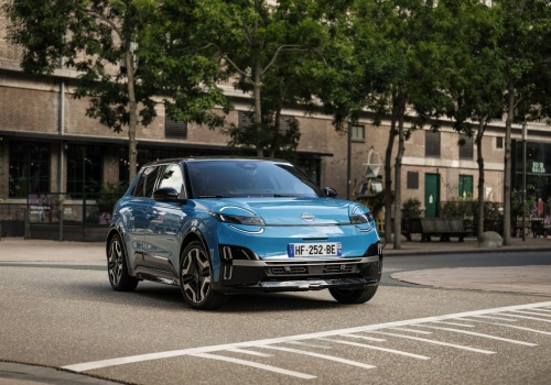 Elektryczny Nissan Micra wjeżdża do sprzedaży. Dostaniemy go za 119 900 złotych