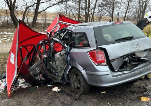 Tragedia niedaleko Łeby. W wyniku zderzenia z cysterną zginął kierowca osobówki