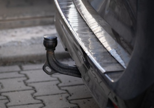 Neonowy detal przy zderzaku zaskakuje kierowców. Pełni funkcję, o której mało kto wie