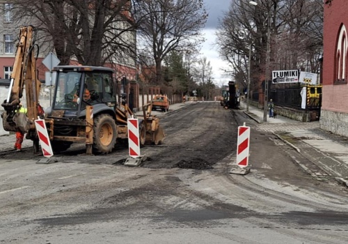 Wymieniają nawierzchnię na Niecałej