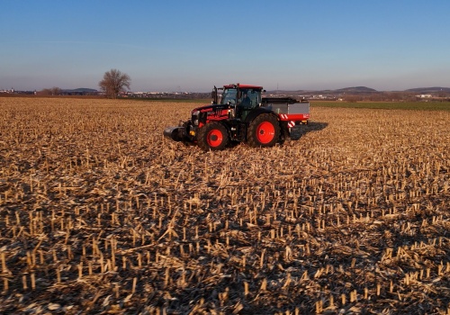 Jak technologia TIM, Kubota M7004 Premium KVT i rozsiewacz GEOSPREAD DSX-W wspierają wydajną pracę na wiosnę?