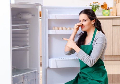 Lodówka brzydko pachnie? Włóż to do środka, a zapomnisz o problemie