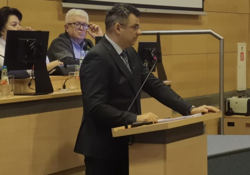 Koleje Małopolskie pod presją: związki grożą strajkiem, radni zarzucają brak transparentności