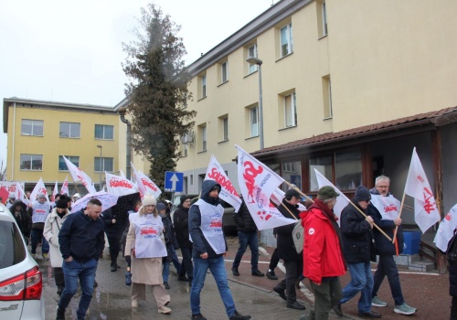 Pikieta przed szpitalem w Bychawie. Padają zarzuty zastraszania i szykanowania załogi