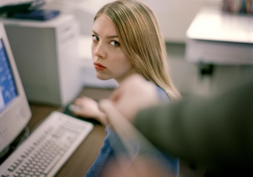 Eksperci od etykiety ostrzegają: te 7 nawyków sprawia, że współpracownicy od razu mają cię dość