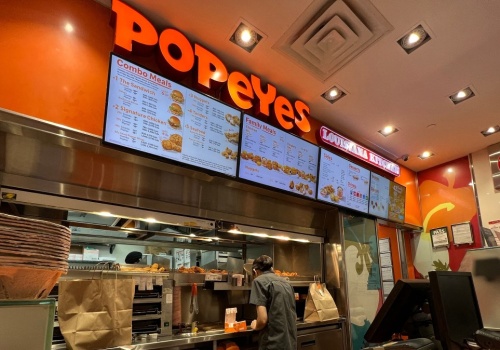 Znane fast foody płacą nawet 16 tys. złotych. Ruszyła rekrutacja