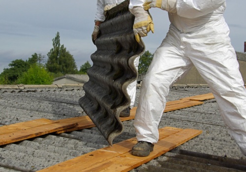 Rząd zmienia zasady dotyczące azbestu. Rezygnuje z kar i upraszcza procedury