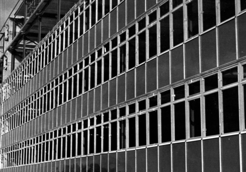 Gdzie stoi ten wielki gmach i kto w nim pracuje?