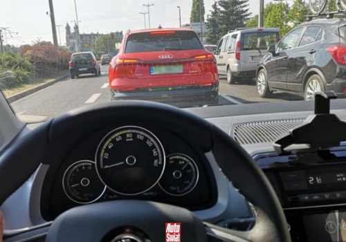 Wyłączanie silnika na światłach. Oszczędność? To tylko złudna oszczędność