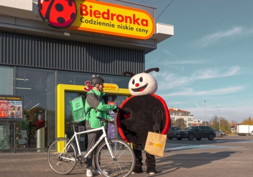 Koniec dźwigania zgrzewek. Biedronka i Uber Eats wchodzą do mniejszych miast