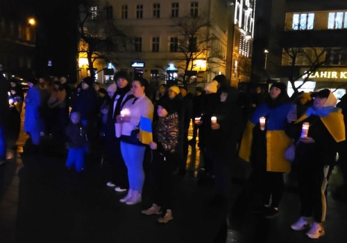 Modlitwa o pokój na Ukrainie. W rocznicę rosyjskiej agresji w Bielsku-Białej zapłonęły świece