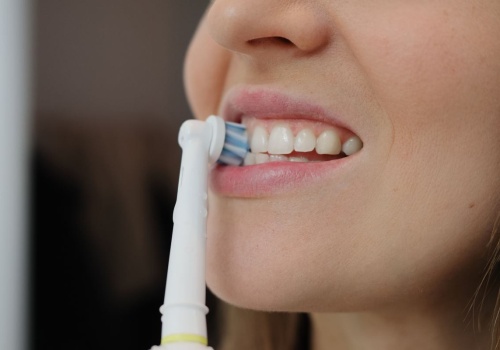 Ten nawyk szkodzi zębom. Stomatolog ujawnia skutki. 