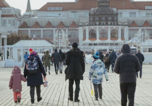 Władze polskiego kurortu mają dość. Auta turystów zalewają ulice. Zapłacą majątek za parkowanie