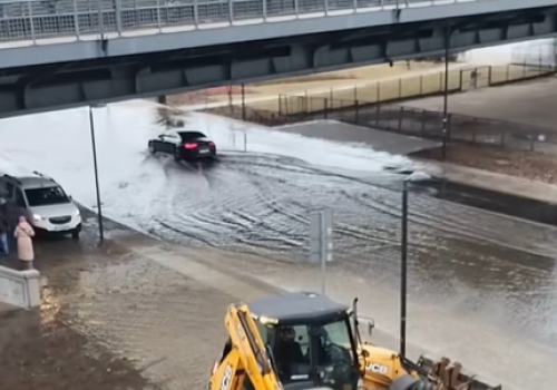 Woda ze Strugi Toruńskiej zalewała Bulwar Filadelfijski. Awaria utrudniała ruch pojazdów