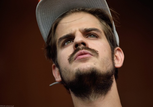 W 10 lat zmienił polską muzykę. Podbija rankingi popularności. Zaczynał jako copywriter