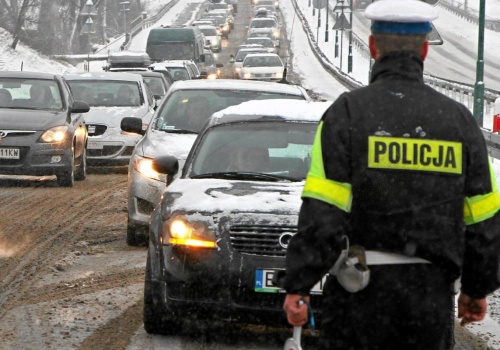 Mandat 3000 zł i dowód w rękach policji? Taką cenę płacą kierowcy za złe światła w aucie