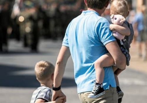 Nierówności zaczynają się przy narodzinach dziecka. Dlaczego urlopy rodzicielskie wciąż nie działają