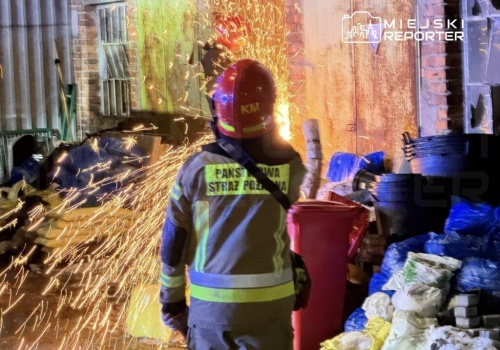 Pożar magazynu przy areszcie śledczym tuż obok lotniska Chopina