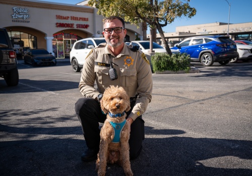 Porzucony pies na lotnisku w Las Vegas znalazł dom u policjanta, który go uratował