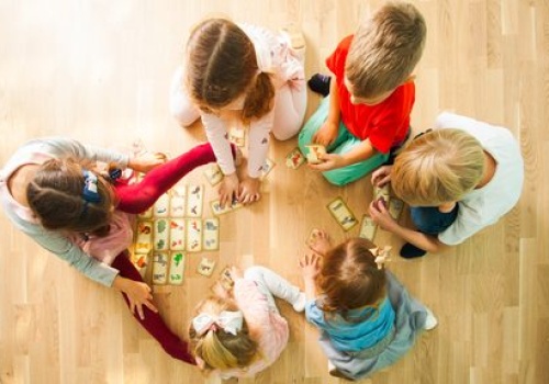 Pracownice żłobka w Des Plaines oskarżone o znęcanie się nad dziećmi