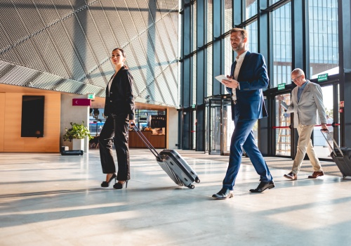 Koniec ery „spotkajmy się na Zoomie”. Biznes wraca do latania