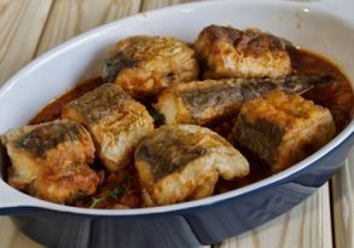 Zapomnij o rybie smażonej w panierce. Pieczona w pomidorach smakuje jak z greckiej tawerny