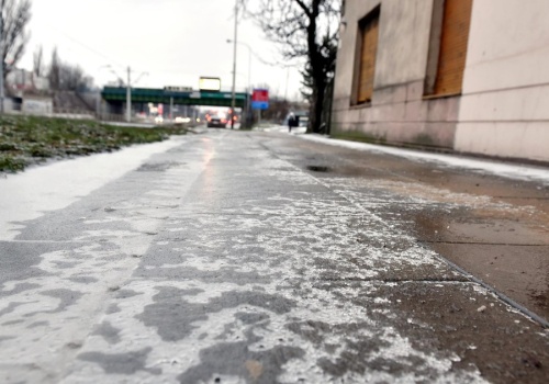 Zima wraca? IMGW ostrzega przed oblodzeniem w wielu regionach. Będą trudne warunki