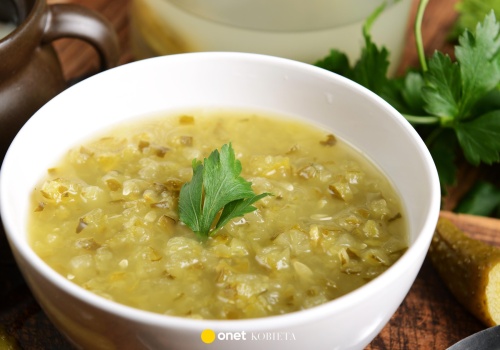 Zupa ogórkowa będzie smakować jak u babci. Prosty trik na intensywny smak