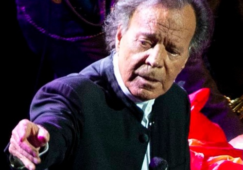 Julio Iglesias domaga się przeprosin i odszkodowania od wicepremierki Hiszpanii po umorzeniu śledztwa