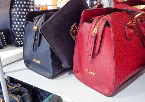 Torebka z lat 90. znów na topie. Błyskawicznie zdobyła status 