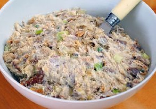 Klasyk PRL podkręcam kilkoma dodatkami. Pasta kanapkowa wychodzi tak pyszna, że nikt nie pyta o wędlinę