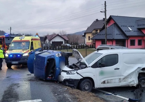 Zderzenie trzech aut w Barcicach. DK-87 zablokowana, jedna osoba w szpitalu