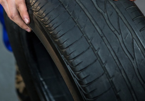 Ten kod na oponie może przesądzić o jej losie. Wielu kierowców w ogóle go nie sprawdza
