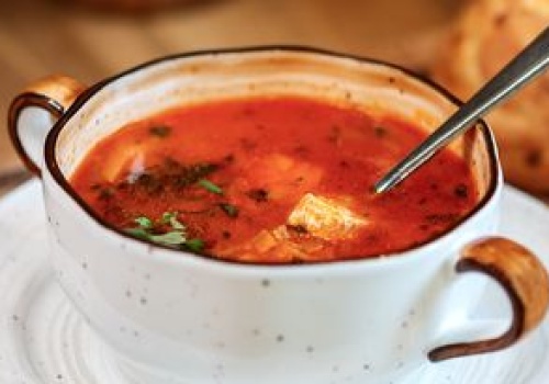 Dodaję kopiastą łyżkę do pomidorówki i blenduję. Genialnie podbija białko i poprawia konsystencję