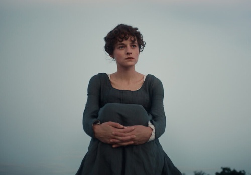 Netflix pokazał teaser serialu „Duma i uprzedzenie” z Emmą Corrin