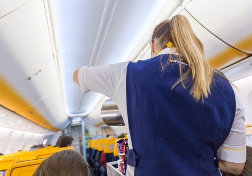 Dziecko poparzone gorącym napojem podczas lotu Ryanaira do Wrocławia. Rodzina z Polski chce 252 tys. zł odszkodowania