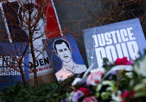 Zabójstwo w Lyonie wstrząsa Francją. Lider skrajnej lewicy broni sprawców. Szykuje rewolucję?