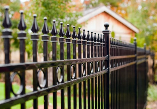 Panele ogrodzeniowe jako najszybszy sposób na zabezpieczenie posesji – porównanie kosztów i estetyki różnych systemów