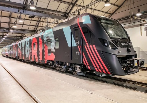 Hybrydowe pociągi z Nowego Sącza wyjadą na tory w 2027 roku. Newag buduje flotę dla PKP Intercity za ponad 3,3 mld zł