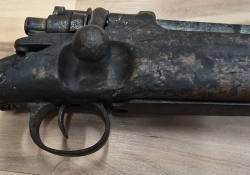 Karabin z I wojny światowej pod podłogą. Został znaleziony podczas remontu