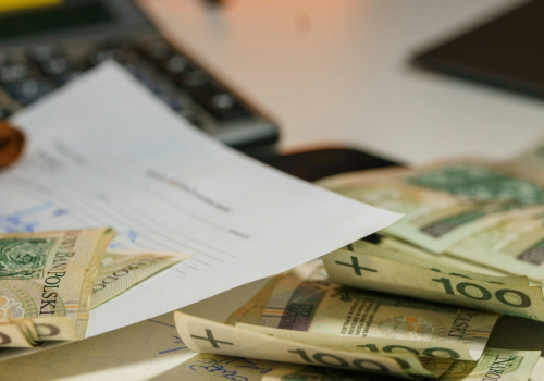 Ekonomiści obliczyli, ile trzeba odłożyć, by mieć ekstra emeryturę. Kwoty na każdy wiek