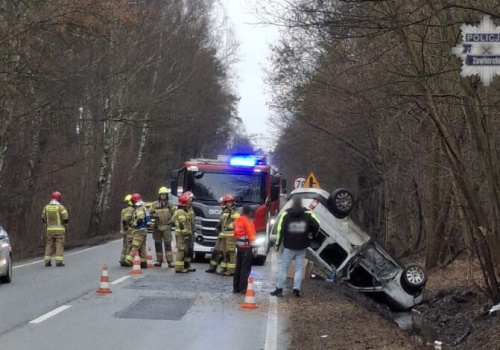 Dachowanie samochodu po zderzeniu na drodze wojewódzkiej 796