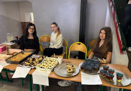 Słodki kiermasz i ważne przesłanie w Zespole Szkół nr 1 w Wieluniu