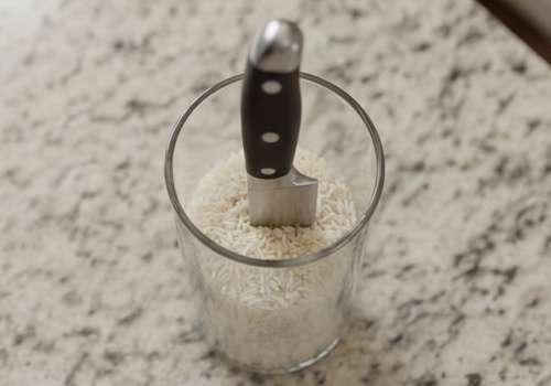 Zamiast kupować ostrzałkę, sięgnij po ryż. Ten domowy sposób zaskakuje skutecznością