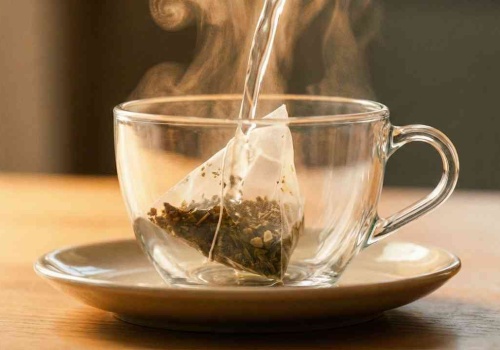 Miliardy cząsteczek w filiżance. Co naprawdę uwalnia torebka herbaty